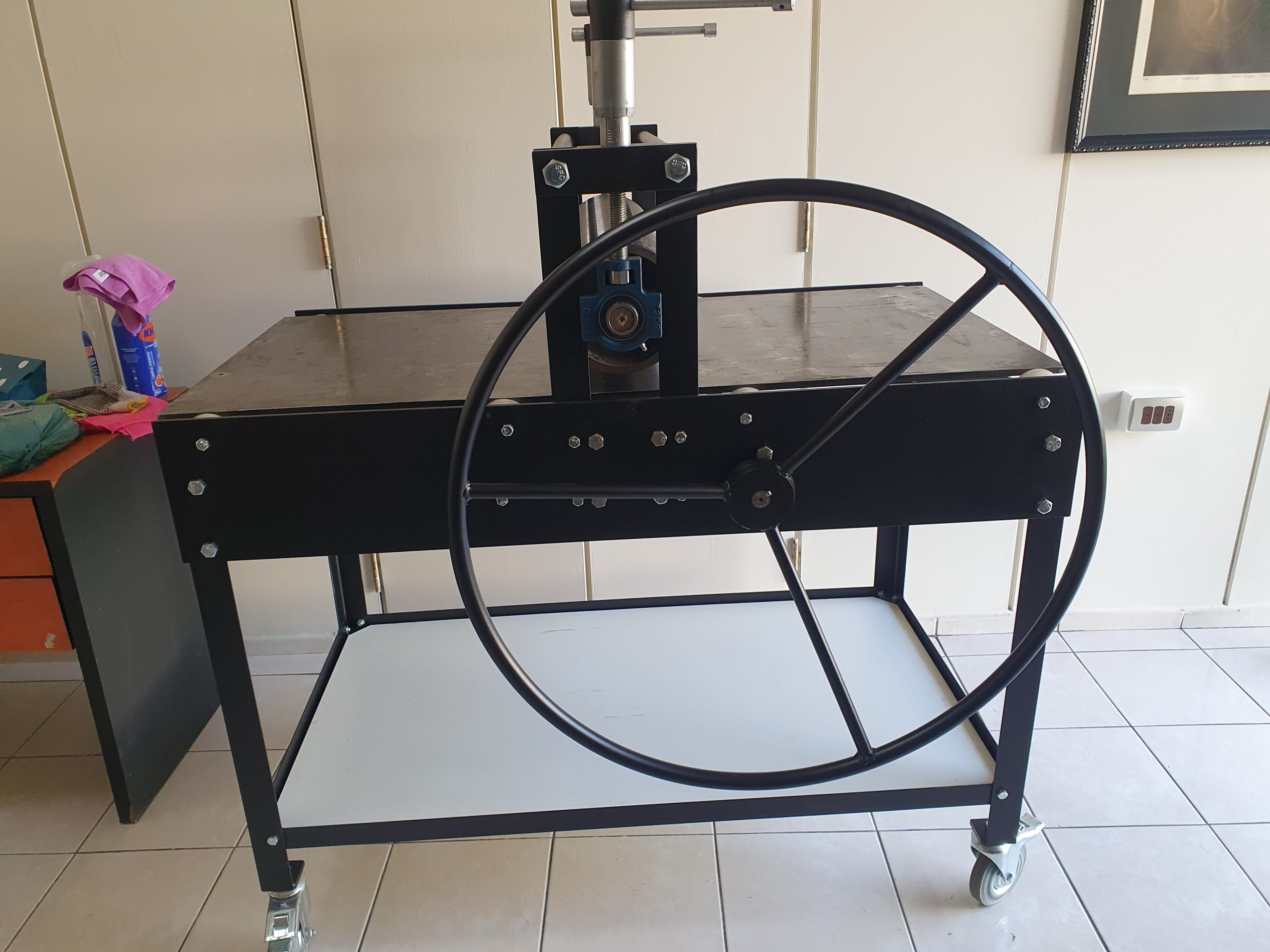Prensa negra medio pliego de 60 x 120 cm2 con ruedas
